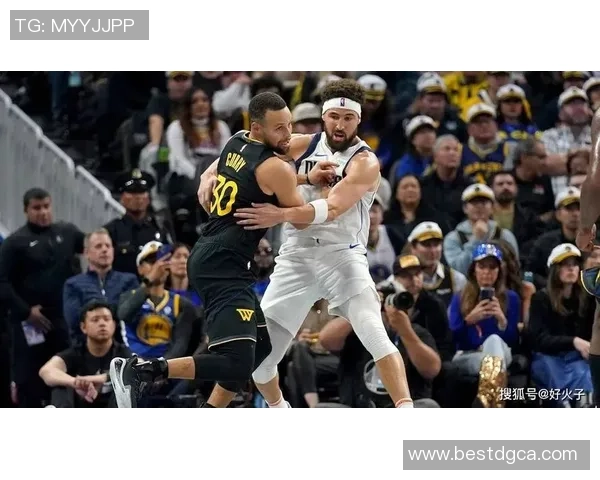 克莱汤普森:勇士队的三分神射手与不屈精神的象征 克莱汤普森:勇士队的三分神射手与不屈精神的象征