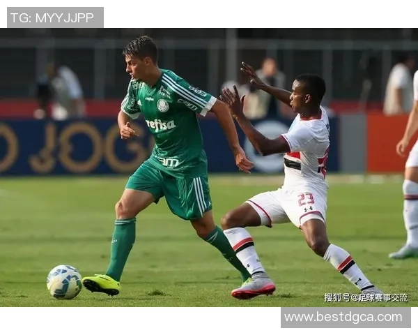 戈亚斯与巴竟技的激烈对决揭示足球战术与团队合作的精彩瞬间