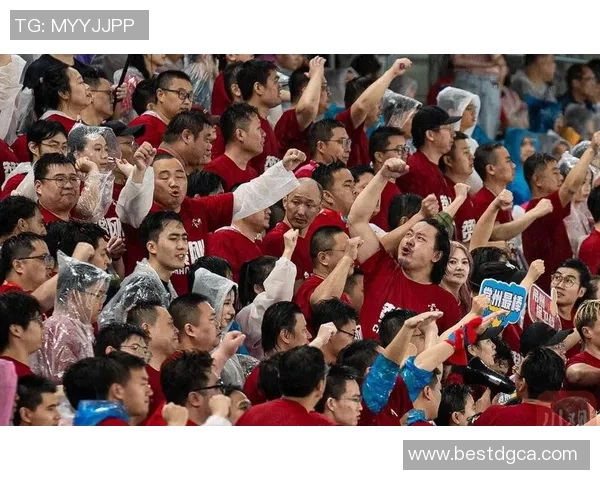 武汉足球队迎战上海队激烈对决引发球迷热情期待 武汉足球队迎战上海队激烈对决引发球迷热情期待